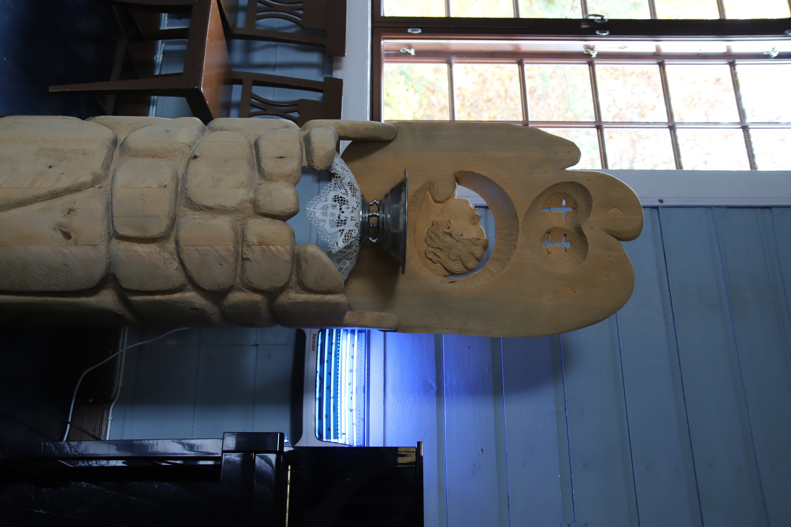 Reino Koivuniemi, kastepöytä, 1999. Kastemalja tinaa.