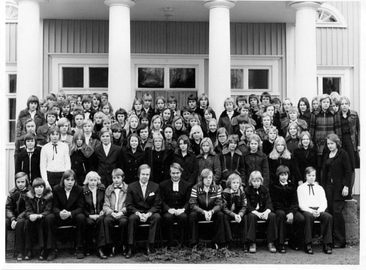 24.11.1974 konfirmoidut yhteiskuvassa Vanhan seurakuntatalon rappusilla. Pappina Paavo Räsänen ja kanttori Jukka KUninkaanniemi