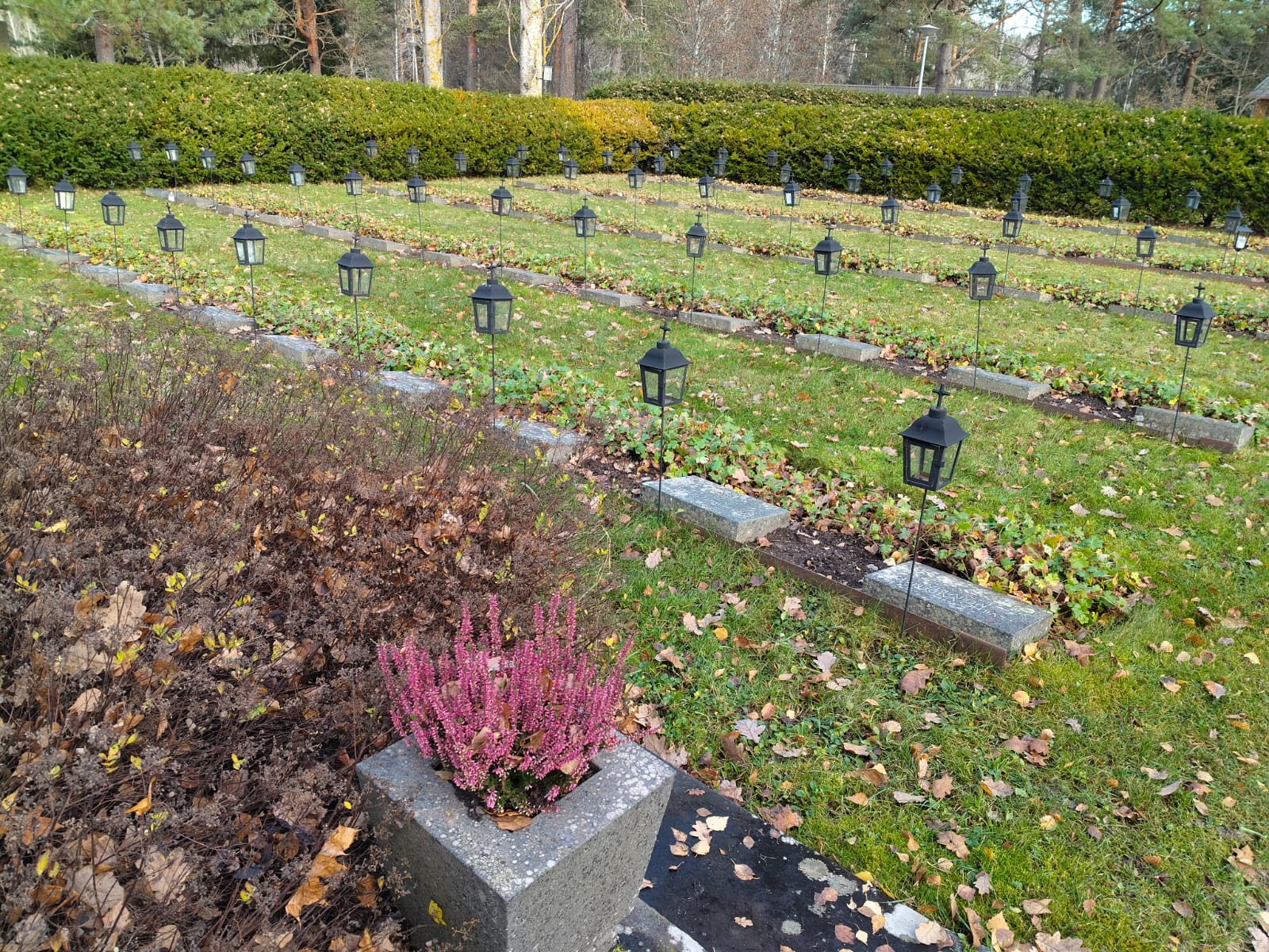 Kynttilälyhdyt Somerniemen sankarihaudoilla