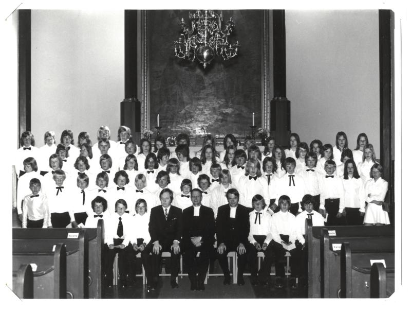 5.5.1974 konfirmoidut yhteiskuvassa