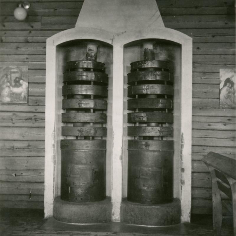 Seurakuntatalon kamiinat 1943, kuva Elinkeinoelämän keskusarkisto.