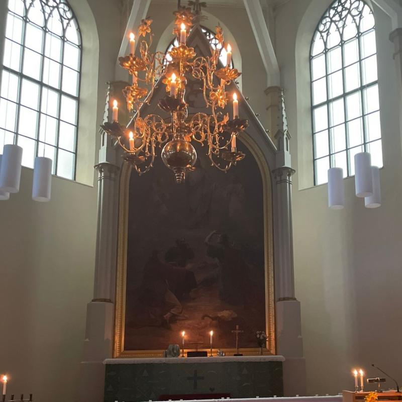 Someron alttari kynttilänvalossa