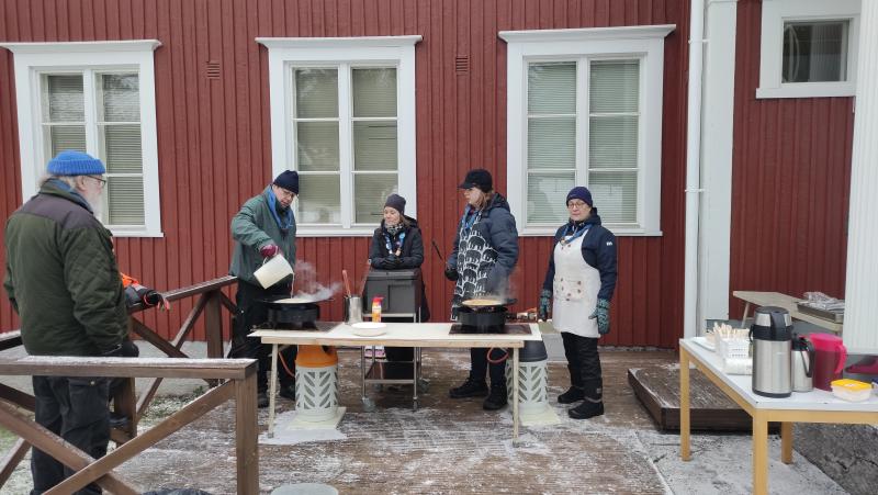 Partiolaiset 2025 keräysstartin lettukahvilaa pitämässä