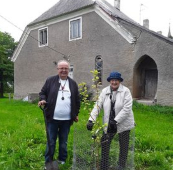 Pariskunta puutarhatöissä.