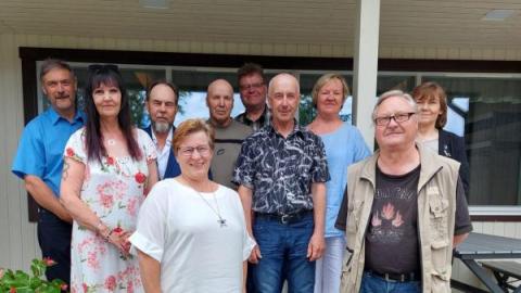 Entiset nuorisolaiset ryhmäkuvassa.