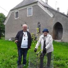 Pariskunta puutarhatöissä.