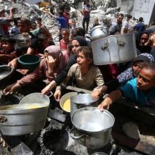 Kuva: Ihmiset jonottivat kattiloidensa kanssa saadakseen ruokaa Jabaliassa Pohjois-Gazassa keskiviikkona 19.5.2025. Kuva: Omar Ashtawy/APA Images