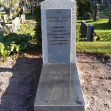 Tyhjän sylin muistokivi Someron hautausmaalla.