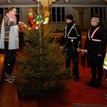 Kirkon käytävän päähän koristeltiin yhteisesti kuusi paperinauhaketjuilla. Kuusi seisoo joulun ajan kirkon eteisessä.