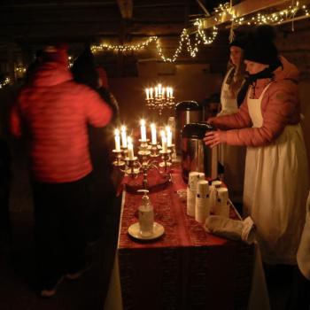 Kellotapulissa majatalon piiat Päivi ja Immi tarjoilivat glögiä matkan lämmikkeeksi. 