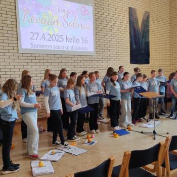 Kirkonmäen koulun kuoro johtajanaan Nella-Mari Lindberg